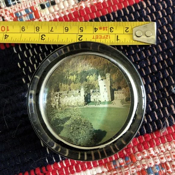 Paperweight, castle souvenir - Picture 1 of 3